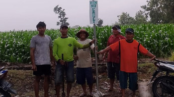 PRNU bersama LAZISNU Cengkok memasang lampu jalan umum